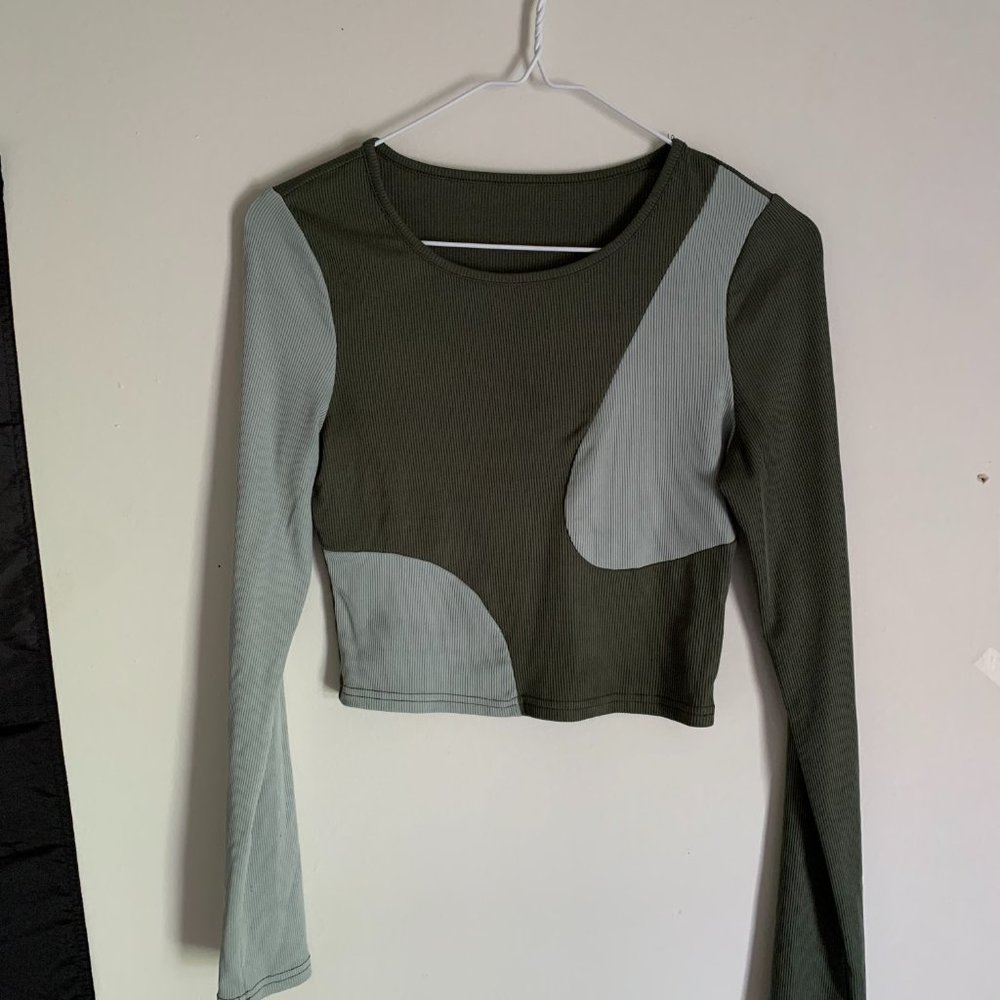 Green Pattern Crop Top - Picture 2 of 3